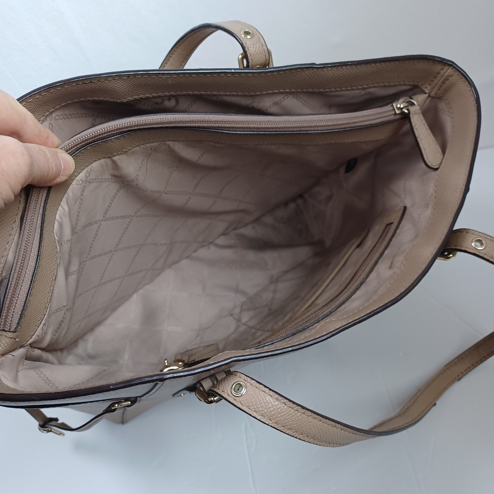 Michael Kors Voyager East West Tote Bag Taupe Saffiano Leather Gold Hardware - Picture 12 of 16
